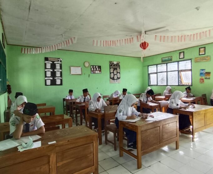 PELAKSANAAN UJIAN MADRASAH DI MTs MA’ARIF NU 1 GUMELAR BERJALAN LANCAR