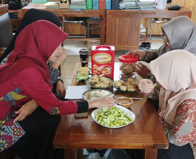 Sabtu Ceria: Kebersamaan Guru MTs Lewat Makan-Makan Rutin
