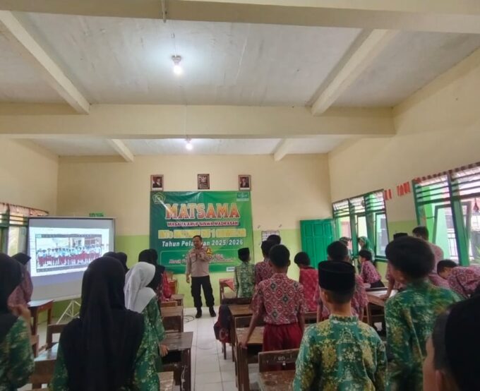 Bhabinkamtibmas Polsek Gumelar Isi Materi Bullying dan Anti Diskriminasi Pada MATSAMA MTs Ma’arif NU 1 Gumelar