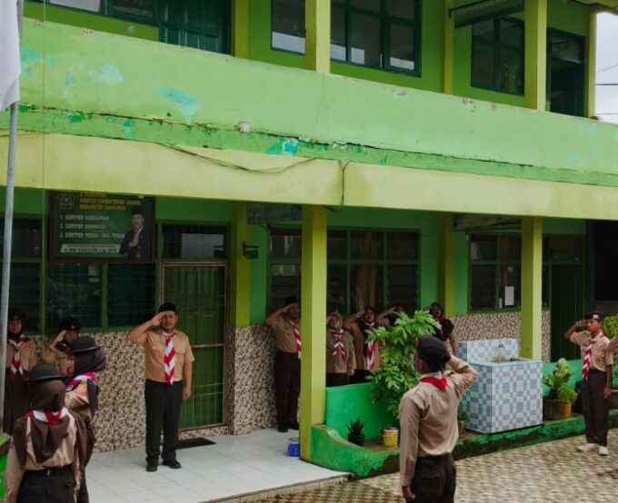 MTs Ma’arif NU 1 Gumelar Gelar Upacara Peringatan Hari Pramuka